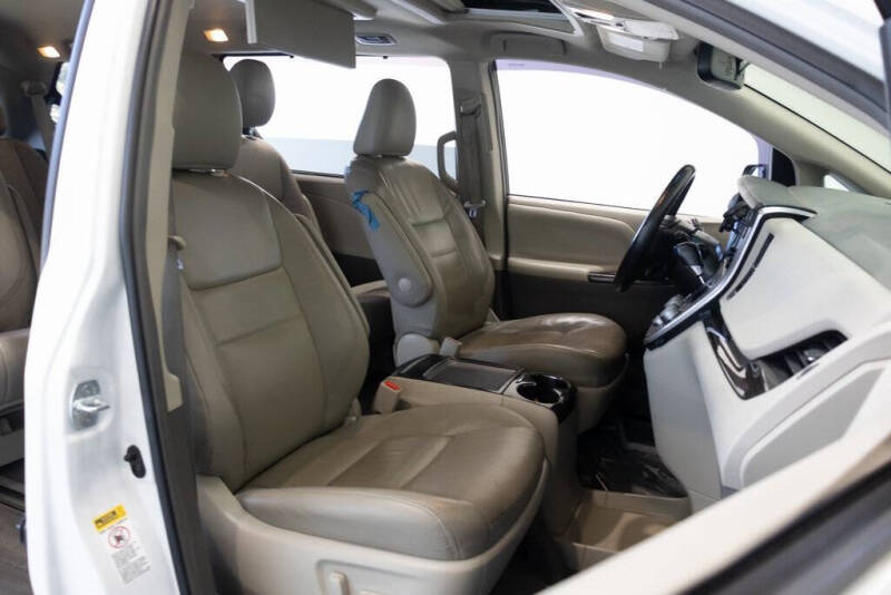 2017 Toyota Sienna XLE Premium 8-Passenger