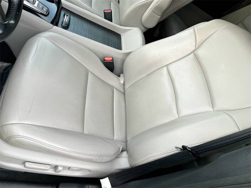 2021 Honda Pilot Touring w/Rear Captain's Chairs