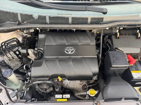2013 Toyota Sienna SE 8-Passenger