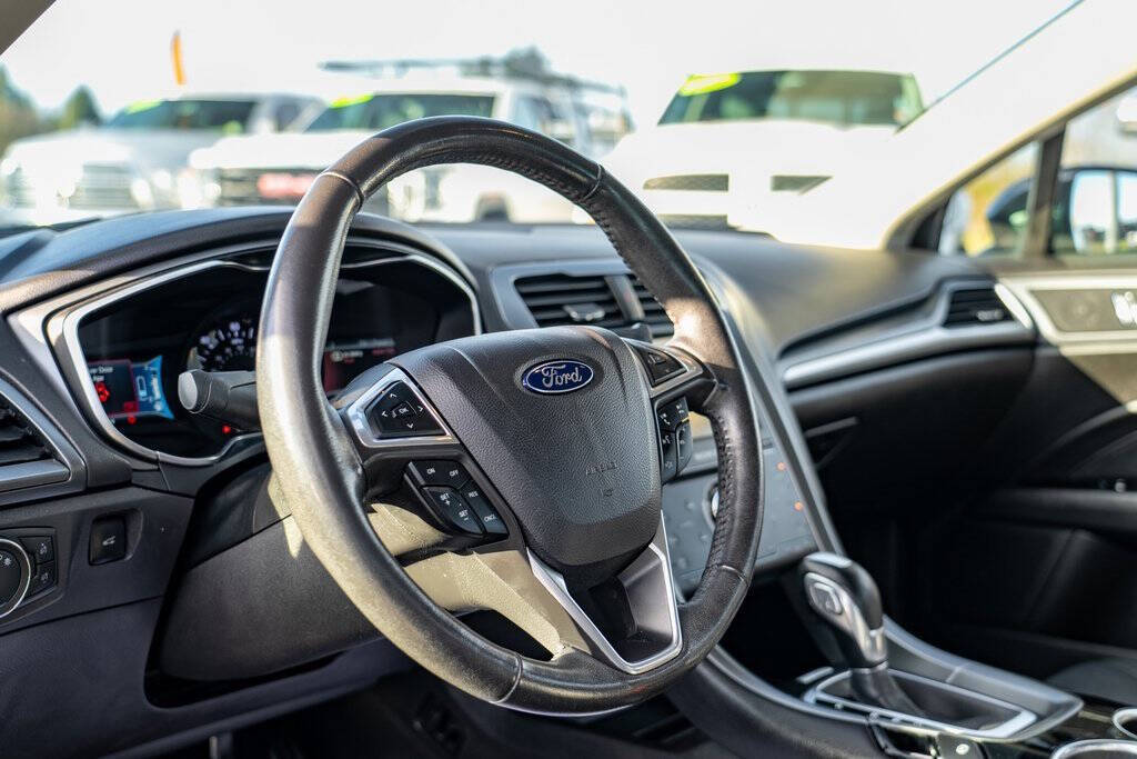 2014 Ford Fusion Hybrid for sale at Auto Destination in Puyallup, WA