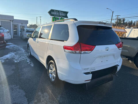 2014 Toyota Sienna LE Mobility 7-Passenger