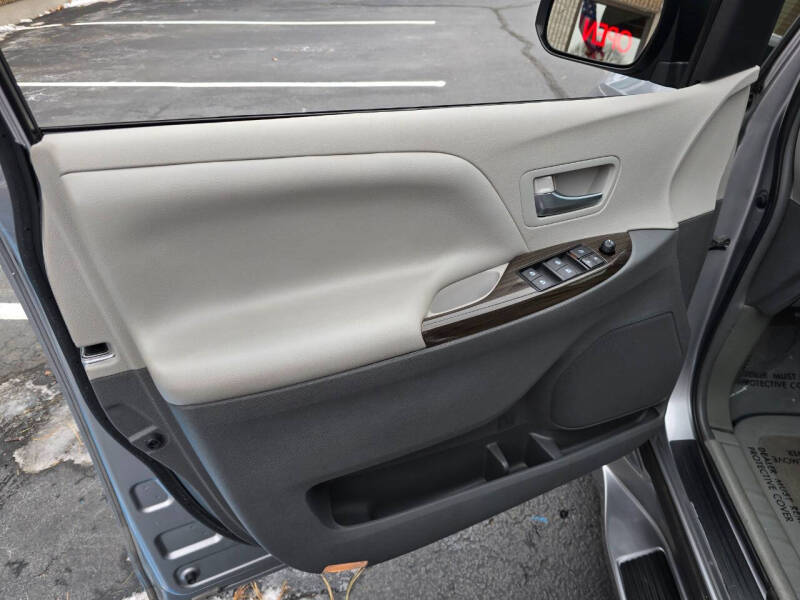 2018 Toyota Sienna XLE 8-Passenger