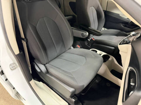 2021 Chrysler Voyager LX