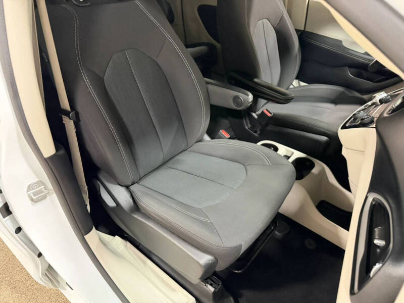 2021 Chrysler Voyager LX