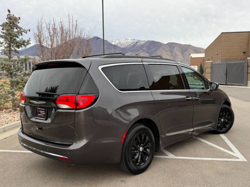 2017 Chrysler Pacifica Touring-L