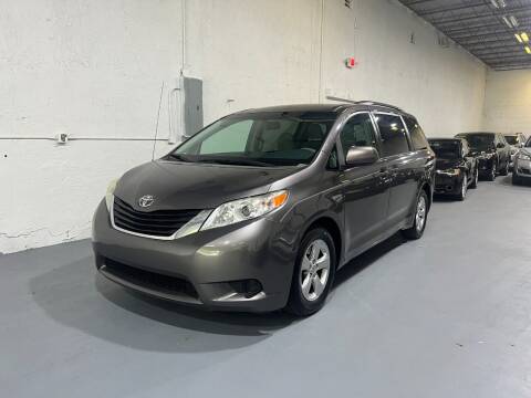 2013 Toyota Sienna for sale at Lamberti Auto Collection in Plantation FL