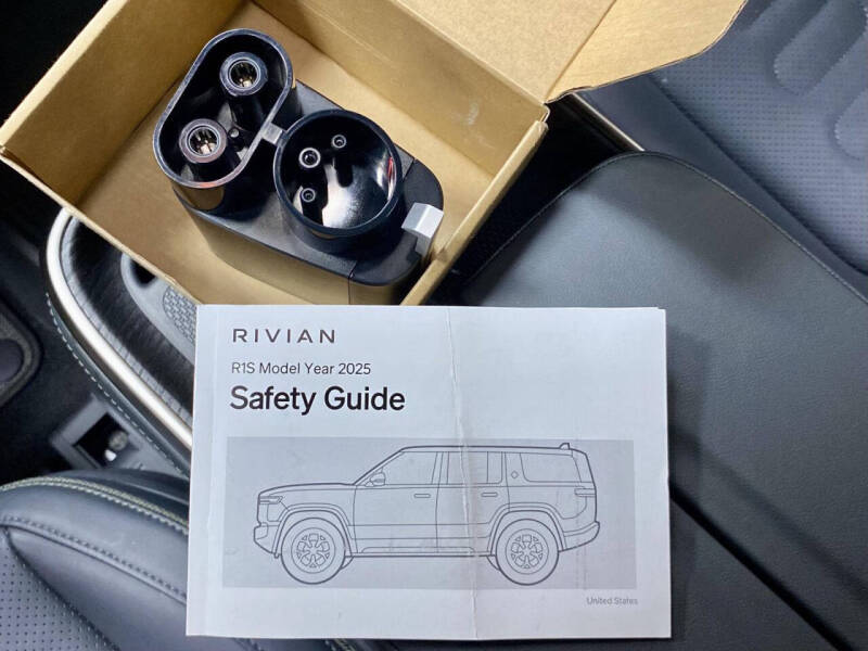 2025 Rivian R1S
