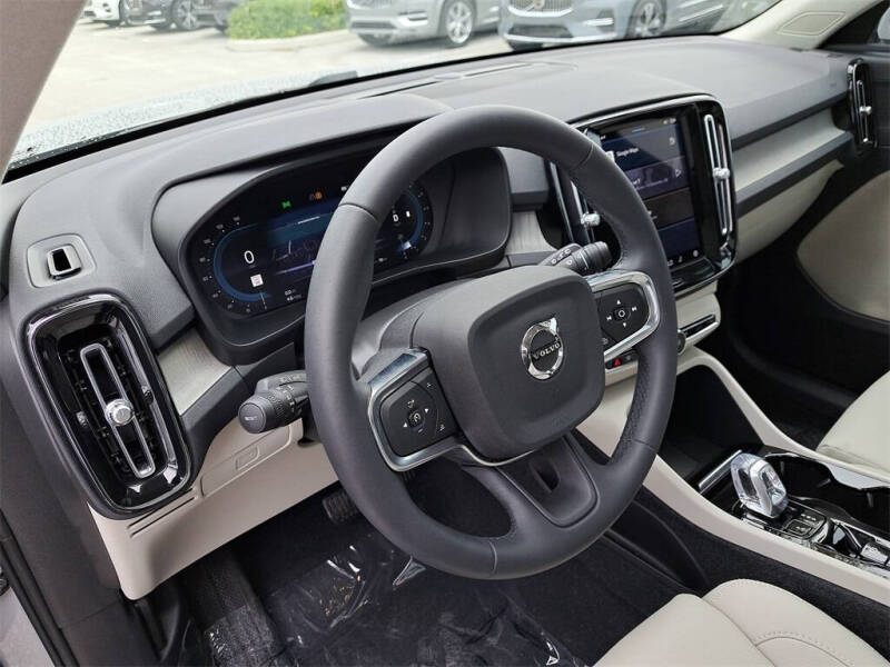 2024 Volvo XC40 B5 Plus Bright Theme