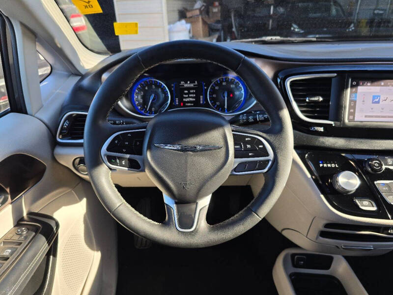 2023 Chrysler Voyager LX