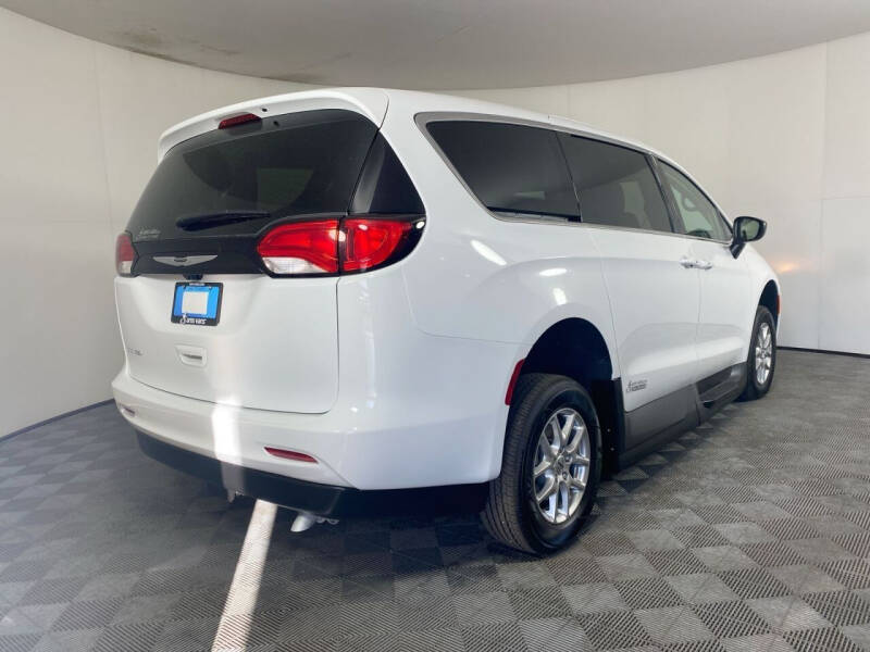 2024 Chrysler Voyager LX