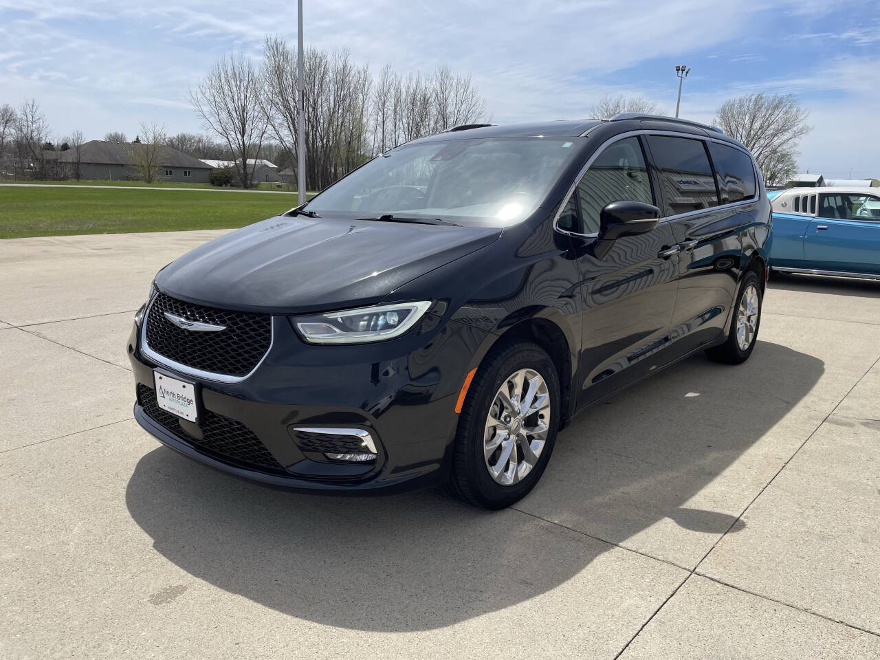 2021 Chrysler Pacifica Touring L photo 2
