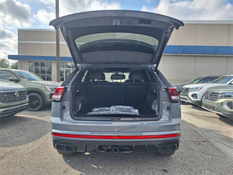 2026 Volkswagen Atlas Cross Sport SEL R-Line Black 4Motion