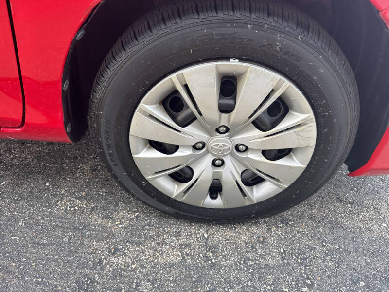 2013 Toyota Yaris 5-Door LE