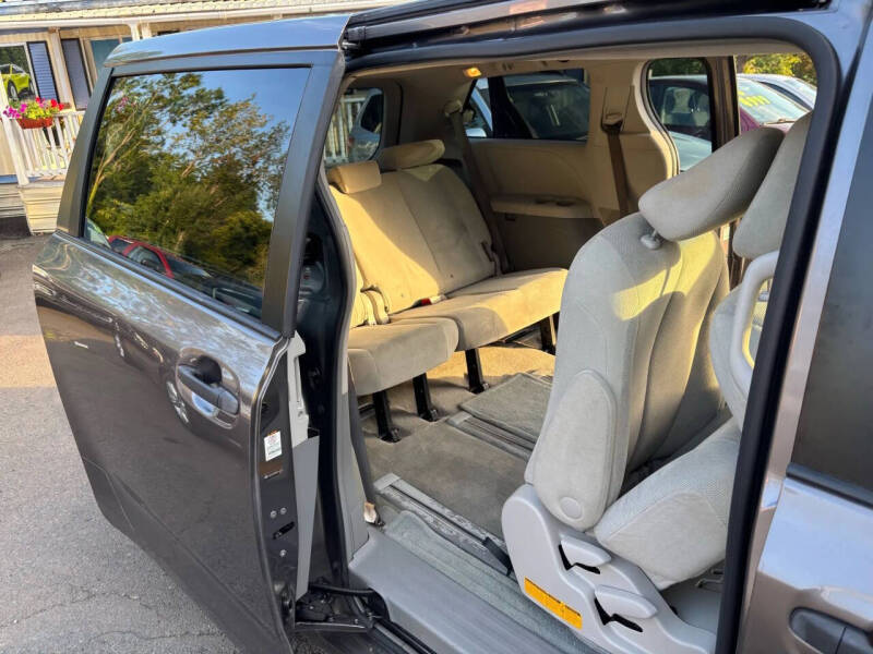 2011 Toyota Sienna Base 7-Passenger