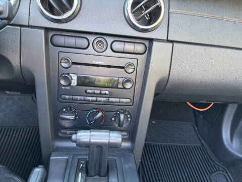 2005 Ford Mustang V6 Deluxe