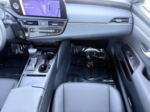 2025 Lexus ES 300h F SPORT Design