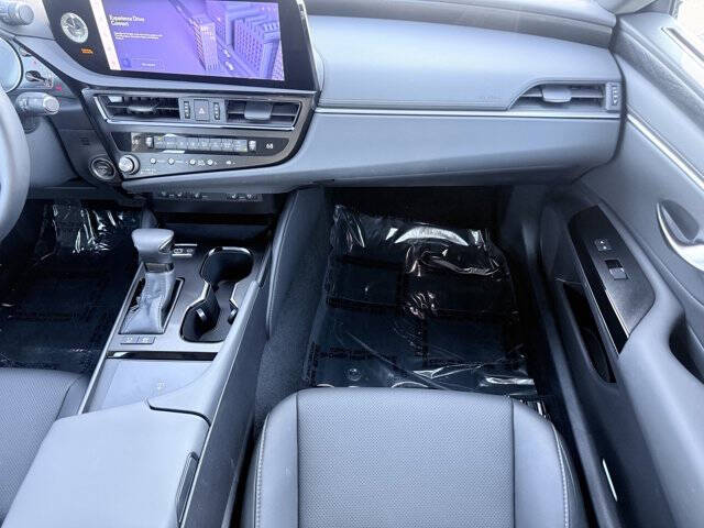 2025 Lexus ES 300h F SPORT Design