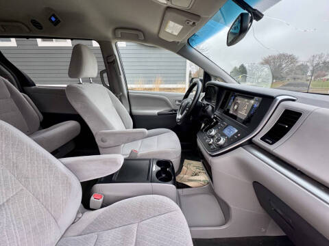 2016 Toyota Sienna LE 8-Passenger