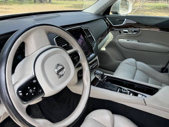 2016 Volvo XC90 T6 Momentum