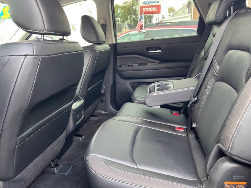 2022 Nissan Pathfinder SL