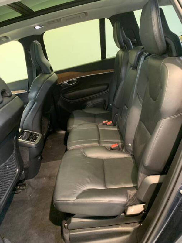 2022 Volvo XC90 T6 Momentum 7-Passenger