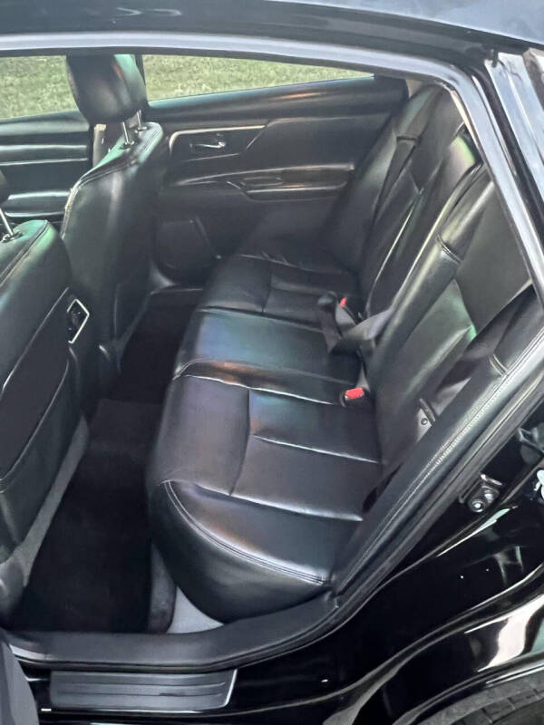 2017 Nissan Altima SL's photo