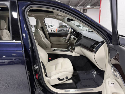 2016 Volvo XC90 T6 Momentum