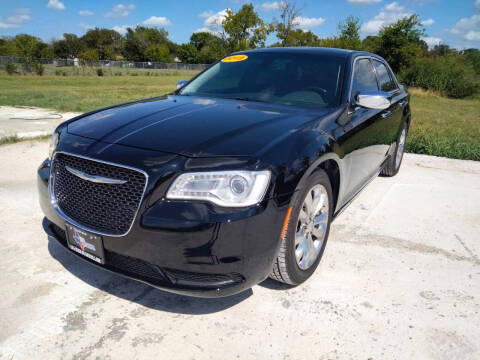 2019 Chrysler 300 for sale at LA PULGA DE AUTOS in Dallas TX