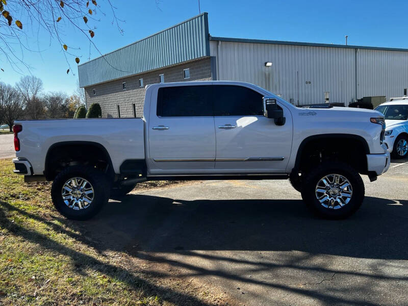 2024 Chevrolet Silverado 2500HD High Country photo 8