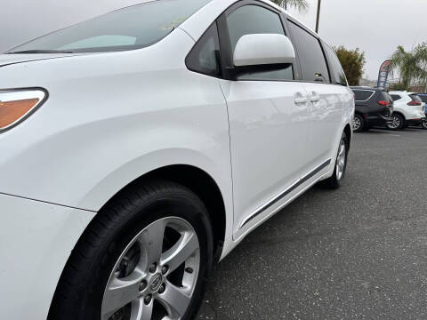 2017 Toyota Sienna LE 8-Passenger