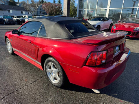2004 Ford Mustang Deluxe