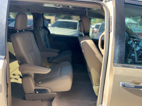 2015 Chrysler Town and Country Touring-L