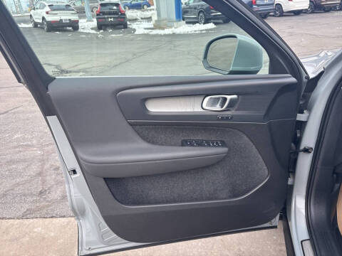 2025 Volvo XC40 B5 Plus Bright Theme