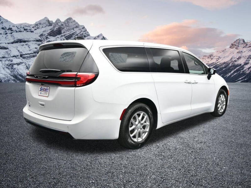 2027 Chrysler Pacifica Select