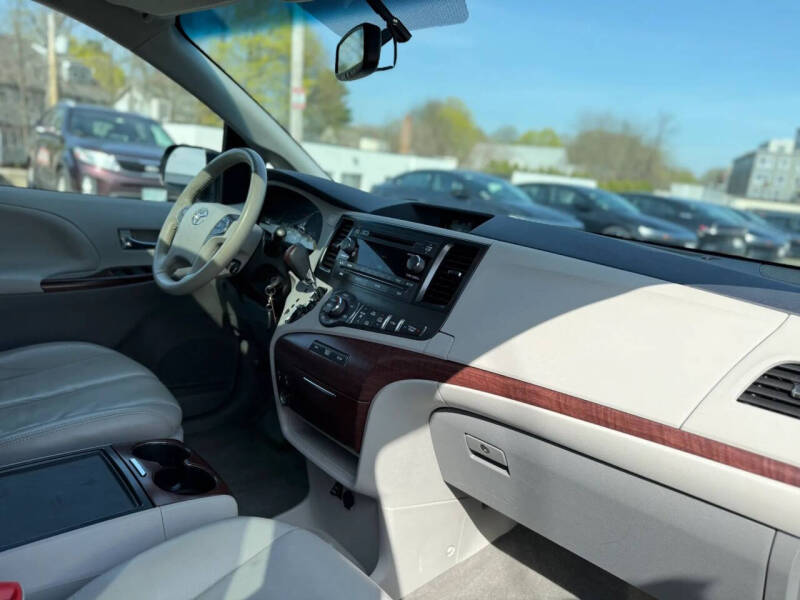 2012 Toyota Sienna