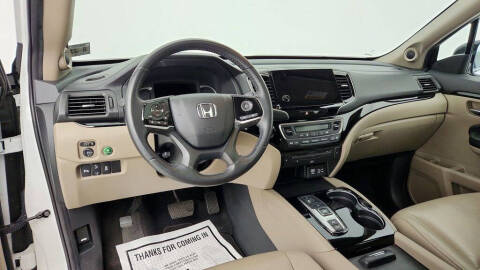 2022 Honda Pilot Touring w/Rear Captain's Chairs