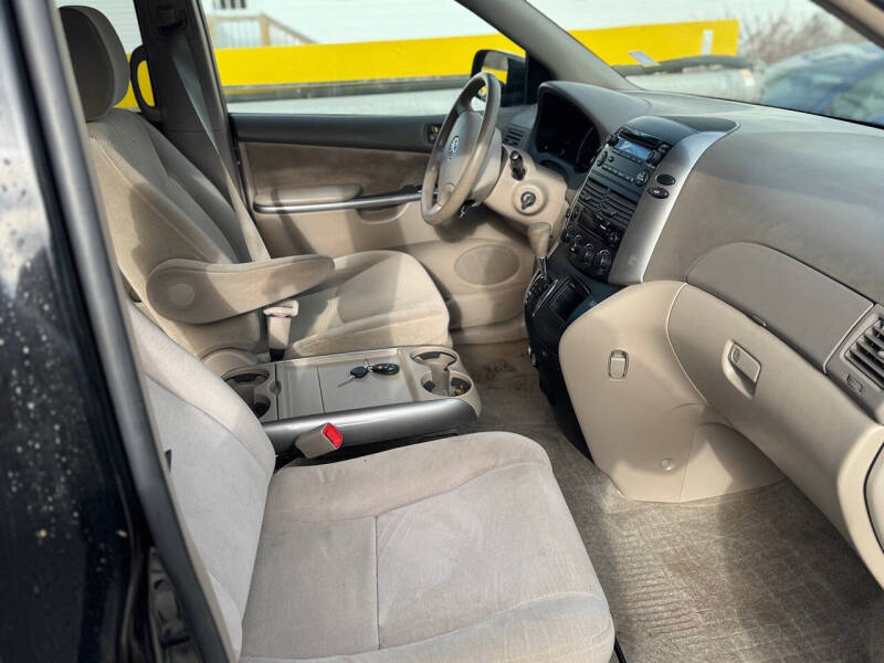 2010 Toyota Sienna LE 7-Passenger