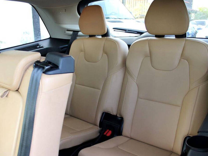 2016 Volvo XC90 T6 Momentum