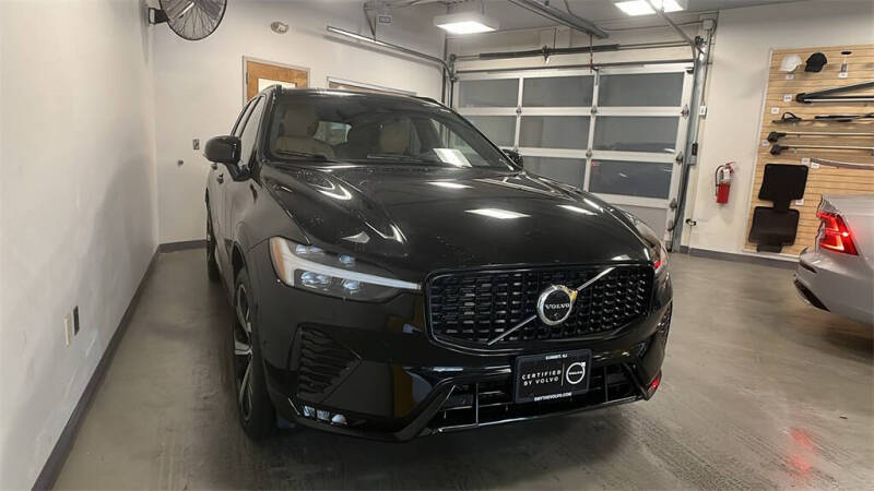 2023 Volvo XC60 B5 Ultimate Dark Theme
