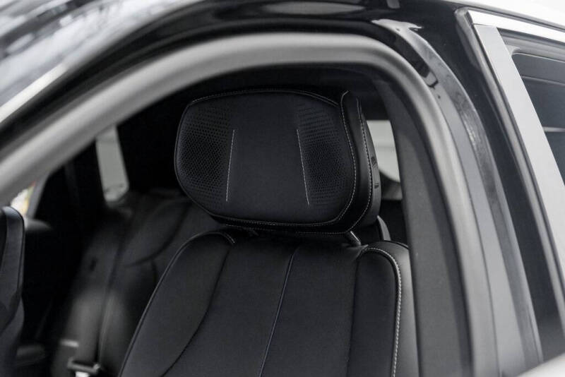 2024 Cadillac LYRIQ Luxury 2