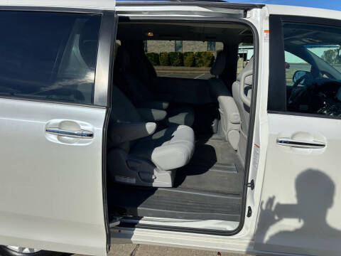 2015 Toyota Sienna XLE 7-Passenger Auto Access Seat