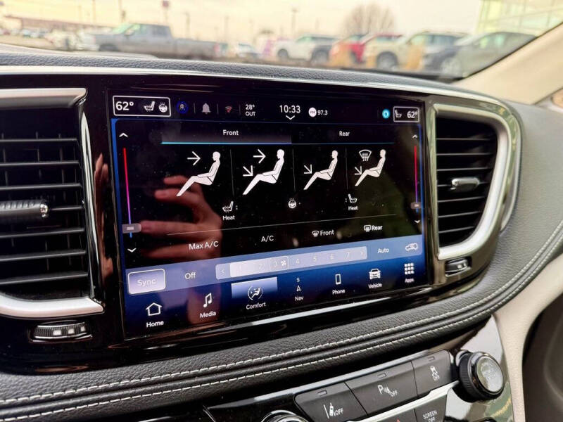 2024 Chrysler Pacifica Plug-In Hybrid Select