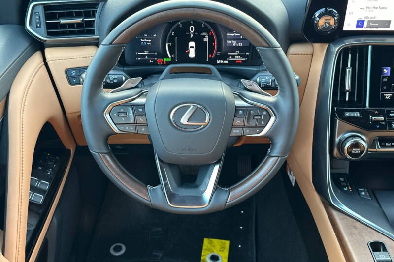 2025 Lexus LX 700h Luxury