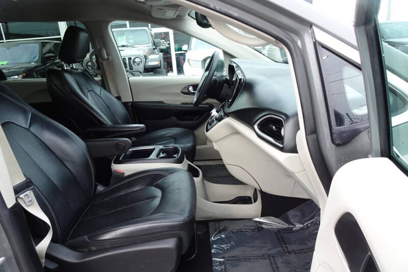 2022 Chrysler Pacifica Touring L