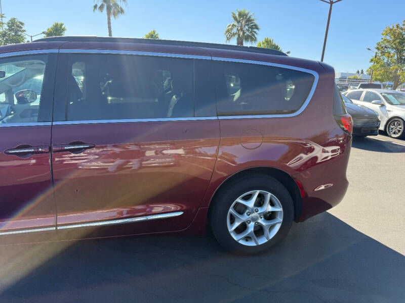 2017 Chrysler Pacifica Touring-L