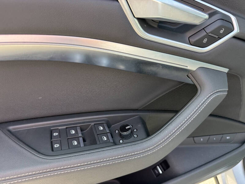 2021 Audi e-tron quattro Premium