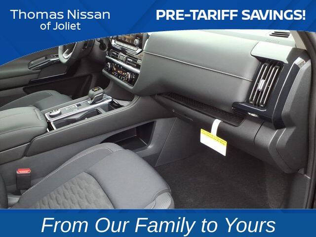 2025 Nissan Pathfinder SV