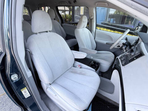 2012 Toyota Sienna LE 8-Passenger