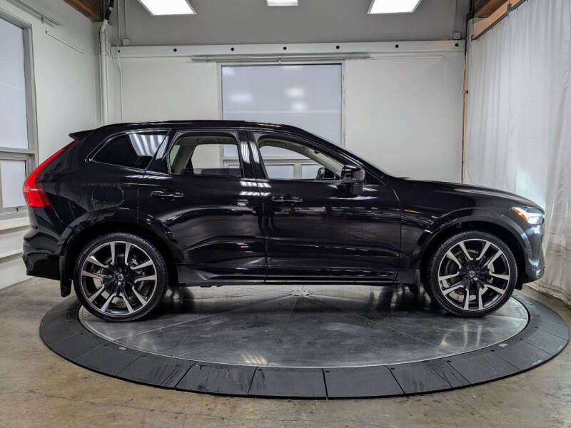 2024 Volvo XC60 B5 Ultimate Dark Theme