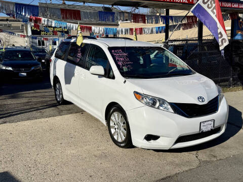 2014 Toyota Sienna LE 7-Passenger